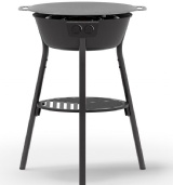 Muurikkas nya stekhällsset 58LL har ett stadigt stativ i metall med långa ben och en stekhäll 58 cm. Emaljerad gasolbrännare med 2 ringar med individuell reglering av värmen samt integrerad tändning.  Skålformat vindskydd som gör att värmen trycks upp mot hällen och med botten som skyddar lågorna. Kraftiga ben med D-profil och en hylla under gasolbrännaren för förvaring. Muurikkas nya brännare med stativ har en arbetshöjd på 90 cm. Regulatorkit tillkommer. Fällbara sidobord, redskapskrokar, skyd