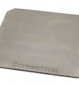 Gourmetstål Classic, även kallad Pizzastål ger dig möjlighet att tillreda pizza och bröd med samma kvalité som i en vedeldad ugn eller bagarstuga. Vikten i Classic (5 kg, tjocklek 1 cm) gör att man har stor kapacitet till pizza och bröd när den kommit upp i arbetstemperatur. Ni får en pizza med restaurangkvalité på 2 minuter och den har kapacitet för 6+ pizzor efter varandra. Passar också utmärkt som stekbord på både grillen och induktionshällen. Levereras med recepthäfte och skötselråd samt tyg