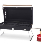 Primus bordsgrill Kuchoma för 482202/482207. Bärbar och användarvänlig gasgrill, minst lika enkel att lyckas med som hemmagrillen. Bärs enkelt i ett bekvämt handtag till din favoritplats. Trots den lätta och kompakta konstruktionen erbjuder Kuchoma gott om plats för att grilla såväl grillspett och hela primörer, som större köttbitar och stekar. Gasolflaska ingår EJ.