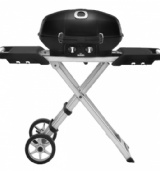 Travel-Q PRO285-X är en bärbar gasolgrill med stativ. Enkel att ta med på båten, stranden till sommartugan eller att ha i parken. En kraftfull gasolgrill i kompakt storlek med högt lock. Utrustning: Dubbla rostfria brännare med JETFIRE-tändning. Kompakt design som enkelt fälls upp för användning. Travel-Q har en generös tillagningsyta och vindskyddad design ser till att värmen hålls på en jämn nivå i grillen. Locket går att låsa och benen går att fälla in, vilket gör att den är enkel att bära me