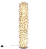 Vacker lampa i aluminium som Ã¤r 100 cm hÃ¶g. Lampan har 100 LED lampor.