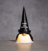 Tomte med LED belysning. Tomte har svart dräkt och solglasögon, luvan har texten