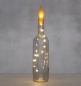 Söt ljusslinga med 10 st LED lampor att lägga i en tom vinflaska. Slingan lyser varmvit och drivs med 3 st LR44 batteri (ingår).